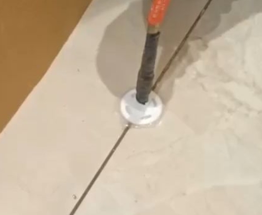 凤凰瓷砖空鼓维修公司专业解答瓷砖在铺贴过程中，如果没有涂抹均匀到位的粘结材料（如水泥砂浆或瓷砖胶），可能会导致以下问题