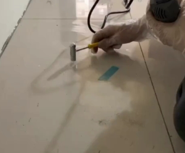 凤凰瓷砖开裂维修公司专业分享瓷砖在铺贴前如果没有沥干水分，将会导致以下问题